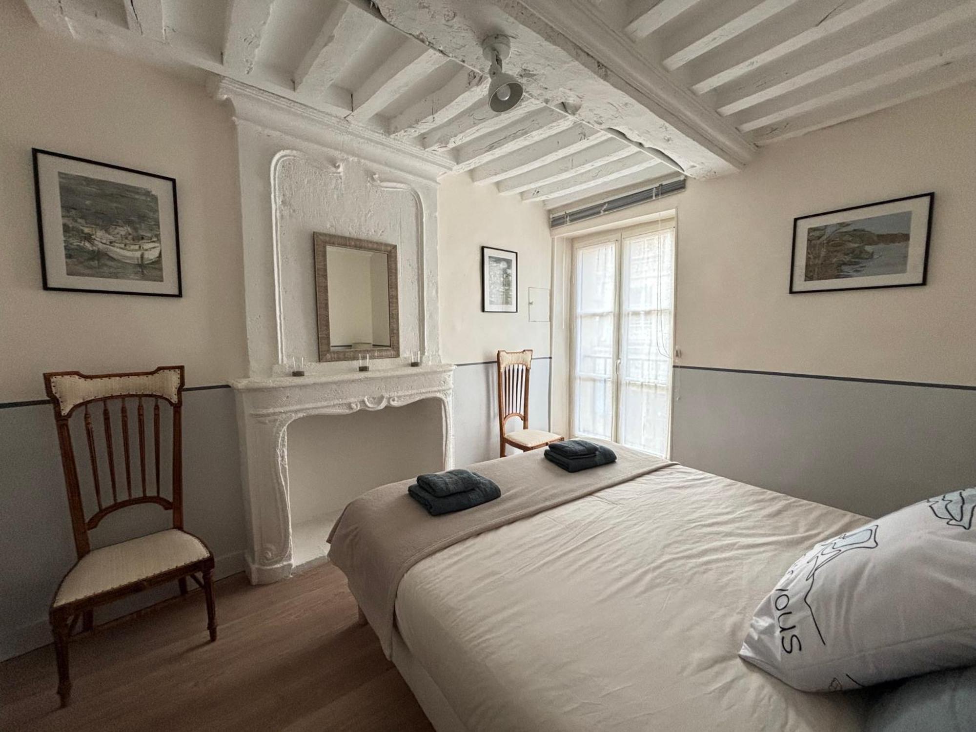 Les Remparts Apt Spacieux 1 Er Etage Renove Joliment Decore Bien Equipe Plein Centre Bayeux Proche Plages Du Debarquement Parking Gratuit A Proximite Exterior photo